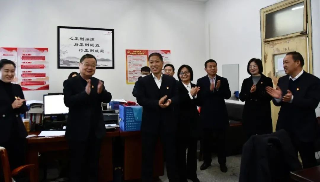 咬定目標(biāo)不放松 收假收心啟新程——龍鋼集團(tuán)領(lǐng)導(dǎo)班子慰問(wèn)機(jī)關(guān)職工 咬定目標(biāo)不放松 收假收心啟新程——龍鋼集團(tuán)領(lǐng)導(dǎo)班子慰問(wèn)機(jī)關(guān)職工