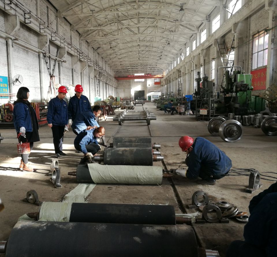 周末加班進一線 義務(wù)勞動展風采 周末加班進一線 義務(wù)勞動展風采