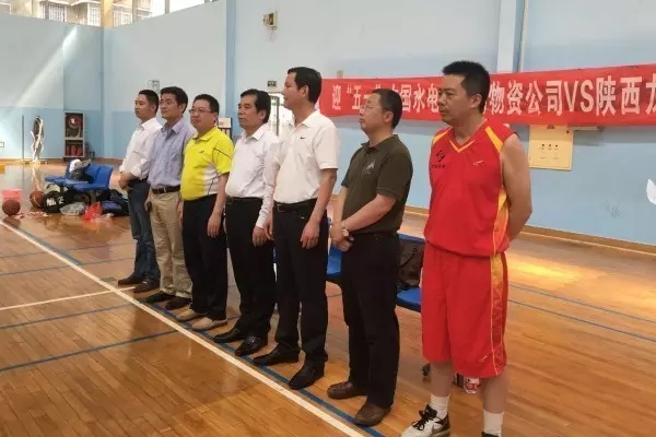 以球會(huì)友 強(qiáng)化合作 ——龍鋼集團(tuán)公司與陜西省水電工程物資公司舉行籃球友誼賽 以球會(huì)友 強(qiáng)化合作 ——龍鋼集團(tuán)公司與陜西省水電工程物資公司舉行籃球友誼賽