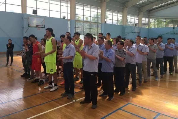 以球會(huì)友 強(qiáng)化合作 ——龍鋼集團(tuán)公司與陜西省水電工程物資公司舉行籃球友誼賽 以球會(huì)友 強(qiáng)化合作 ——龍鋼集團(tuán)公司與陜西省水電工程物資公司舉行籃球友誼賽