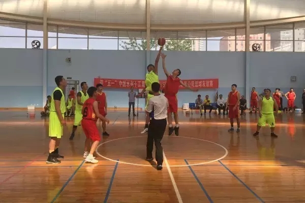 以球會(huì)友 強(qiáng)化合作 ——龍鋼集團(tuán)公司與陜西省水電工程物資公司舉行籃球友誼賽 以球會(huì)友 強(qiáng)化合作 ——龍鋼集團(tuán)公司與陜西省水電工程物資公司舉行籃球友誼賽