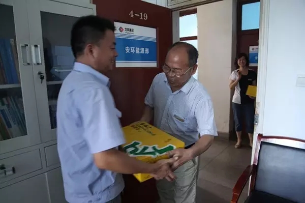 龍鋼集團公司領(lǐng)導(dǎo)為廣大職工“送清涼” 龍鋼集團公司領(lǐng)導(dǎo)為廣大職工“送清涼”