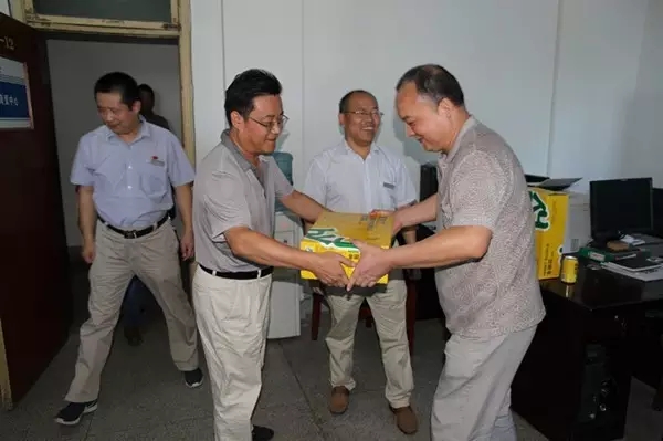 龍鋼集團公司領(lǐng)導(dǎo)為廣大職工“送清涼” 龍鋼集團公司領(lǐng)導(dǎo)為廣大職工“送清涼”