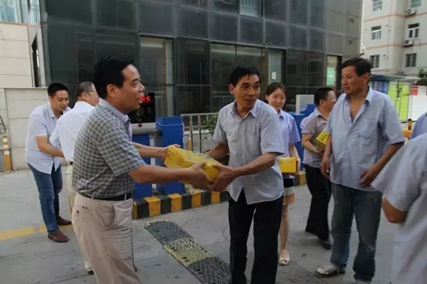 龍鋼集團公司領(lǐng)導(dǎo)為廣大職工“送清涼” 龍鋼集團公司領(lǐng)導(dǎo)為廣大職工“送清涼”