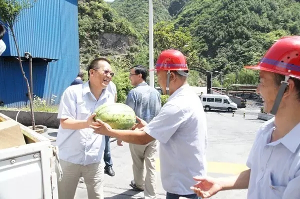 龍鋼集團公司領(lǐng)導(dǎo)為廣大職工“送清涼” 龍鋼集團公司領(lǐng)導(dǎo)為廣大職工“送清涼”