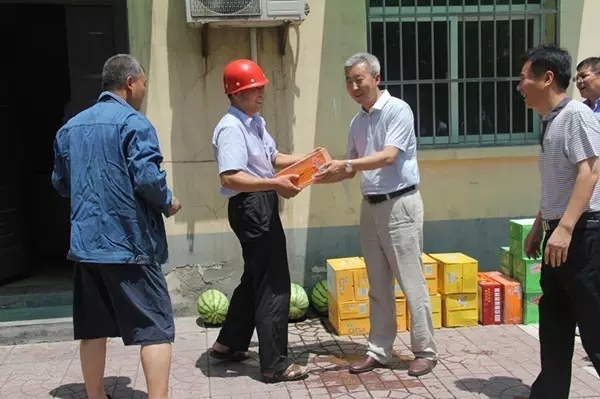 龍鋼集團公司領(lǐng)導(dǎo)為廣大職工“送清涼” 龍鋼集團公司領(lǐng)導(dǎo)為廣大職工“送清涼”