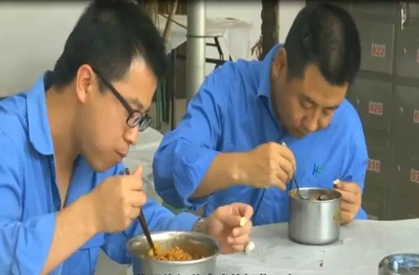 職工食堂飯菜改革 讓“眾口難調(diào)”不再難---華富新能源公司“兩學(xué)一做”教育活動(dòng)側(cè)記 職工食堂飯菜改革 讓“眾口難調(diào)”不再難---華富新能源公司“兩學(xué)一做”教育活動(dòng)側(cè)記