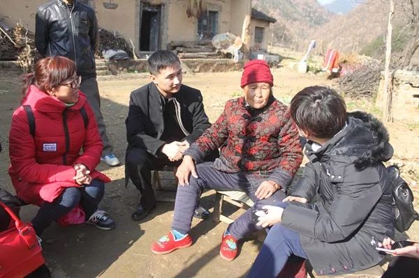 西鋼公司志愿者走進商洛丹鳳送關愛 西鋼公司志愿者走進商洛丹鳳送關愛