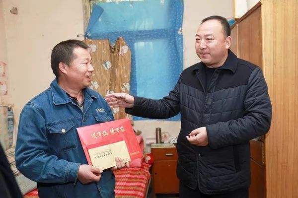 陜鋼集團(tuán)總經(jīng)理助理杜東興一行慰問西鋼困難職工 陜鋼集團(tuán)總經(jīng)理助理杜東興一行慰問西鋼困難職工