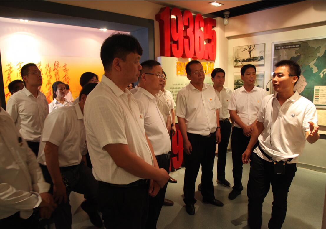 回望波瀾壯闊奮斗史 開(kāi)創(chuàng)非鋼產(chǎn)業(yè)新篇章——龍鋼集團(tuán)黨委開(kāi)展“不忘初心 牢記使命”主題黨日活動(dòng) 回望波瀾壯闊奮斗史 開(kāi)創(chuàng)非鋼產(chǎn)業(yè)新篇章——龍鋼集團(tuán)黨委開(kāi)展“不忘初心 牢記使命”主題黨日活動(dòng)