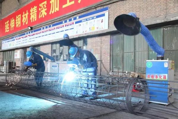 龍鋼集團(tuán)鋼加公司鋼筋網(wǎng)籠及鋼結(jié)構(gòu)件生產(chǎn)熱火朝天 龍鋼集團(tuán)鋼加公司鋼筋網(wǎng)籠及鋼結(jié)構(gòu)件生產(chǎn)熱火朝天