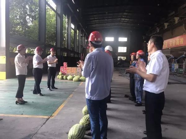 龍鋼集團(tuán)領(lǐng)導(dǎo)到鋼加公司生產(chǎn)車間慰問送清涼 龍鋼集團(tuán)領(lǐng)導(dǎo)到鋼加公司生產(chǎn)車間慰問送清涼