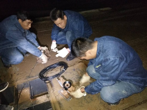 秋末礦山夜色中的一束光亮 秋末礦山夜色中的一束光亮