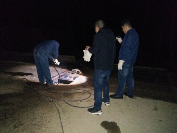 秋末礦山夜色中的一束光亮 秋末礦山夜色中的一束光亮