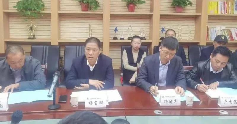 龍鋼集團(tuán)與中國水電十五局物資公司 簽訂戰(zhàn)略合作協(xié)議 龍鋼集團(tuán)與中國水電十五局物資公司 簽訂戰(zhàn)略合作協(xié)議
